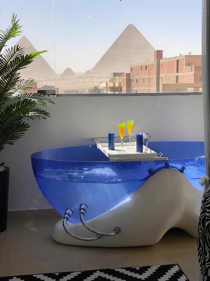 Pharaoh Jacuzzi Pyramids View Apartment