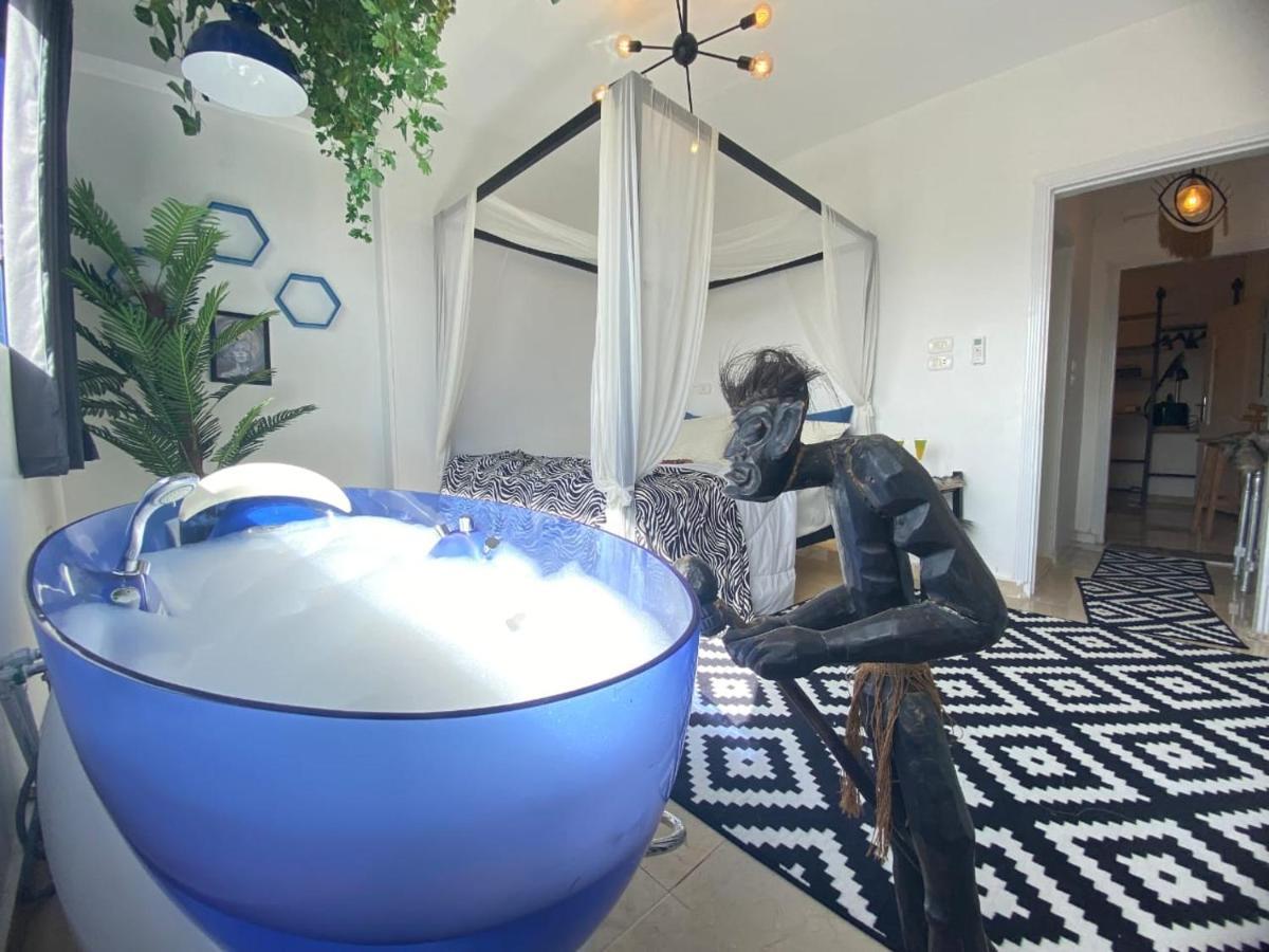 Pharaoh Jacuzzi Pyramids View Apartment Cairo