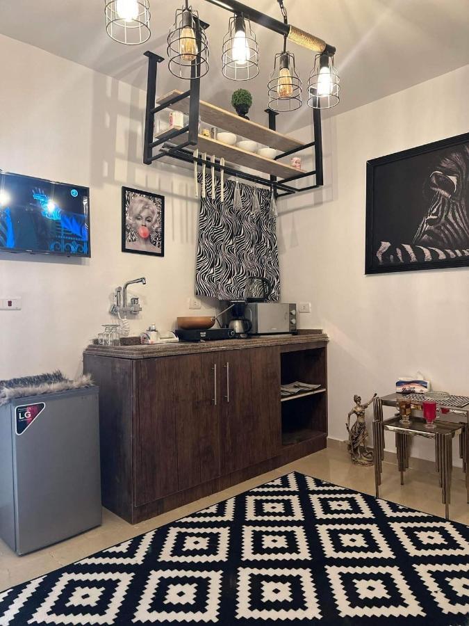 Pharaoh Jacuzzi Pyramids View Apartment *