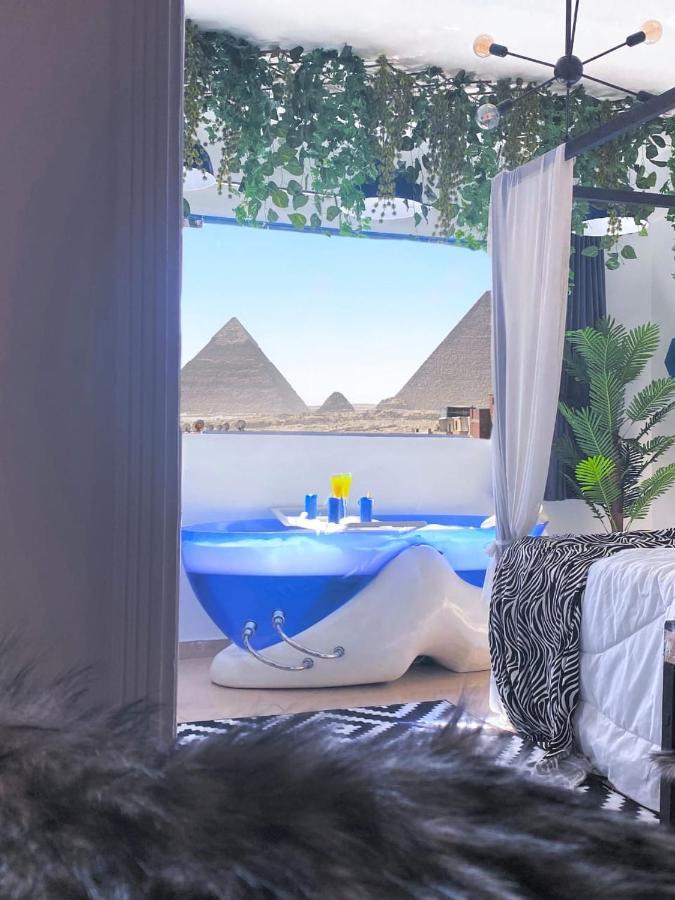 Pharaoh Jacuzzi Pyramids View Apartment *